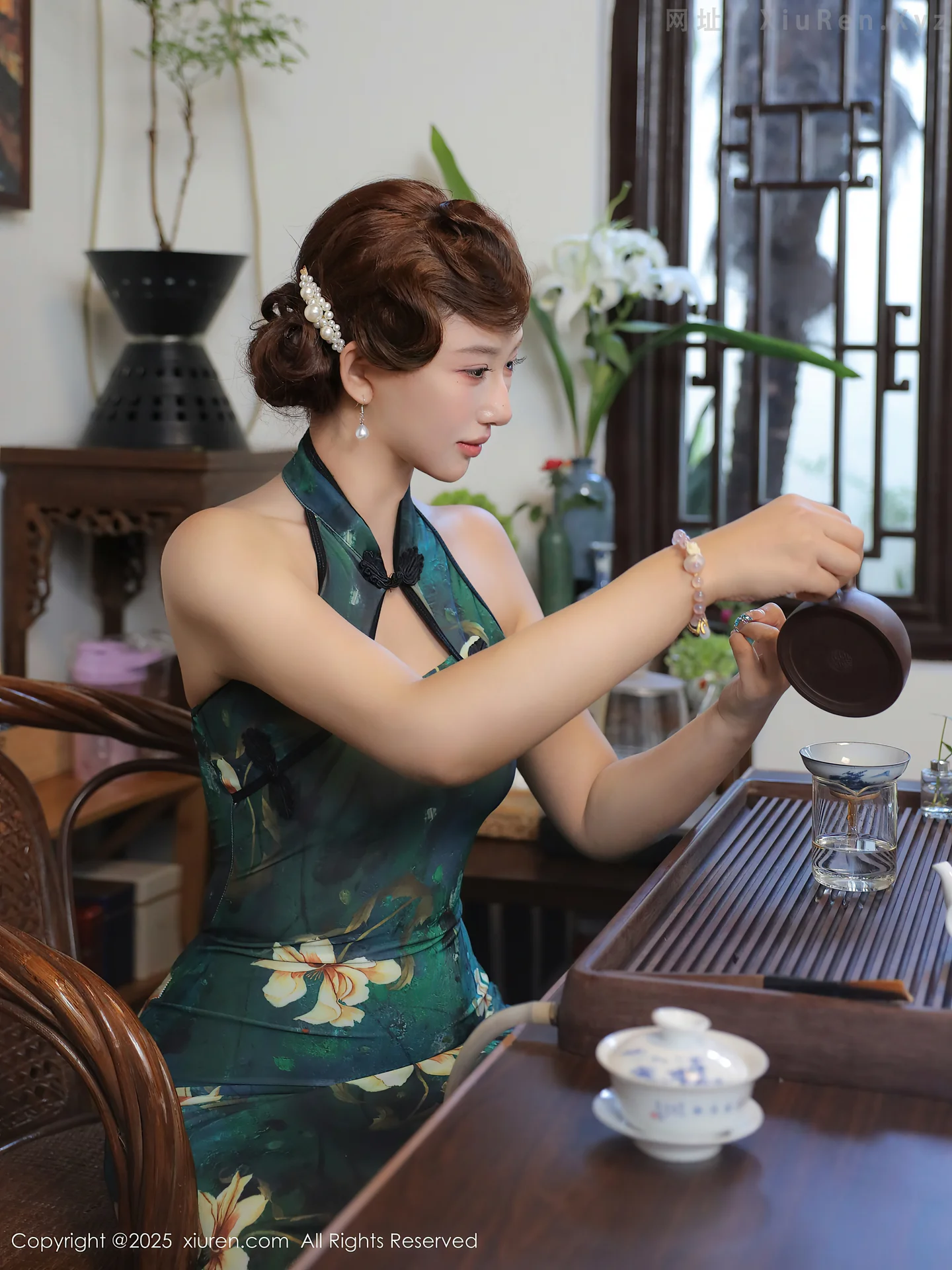 [XiuRen秀人网] VOL.10815 模特金允希Yuki性感绿色旗袍配超薄肉丝秀丰腴身材迷人诱惑写真78P-秀人网官方网站